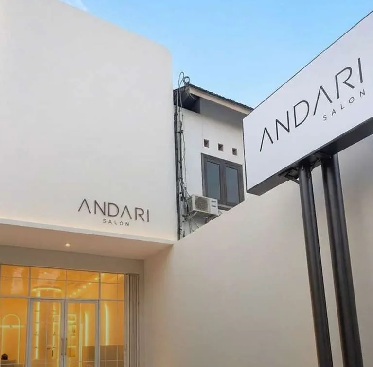 Tampak depan dan papan nama Andari Salon