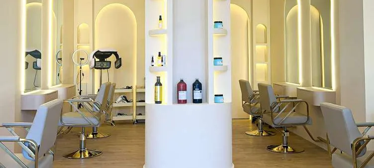 Area styling Andari Salon dengan cermin melengkung berlampu