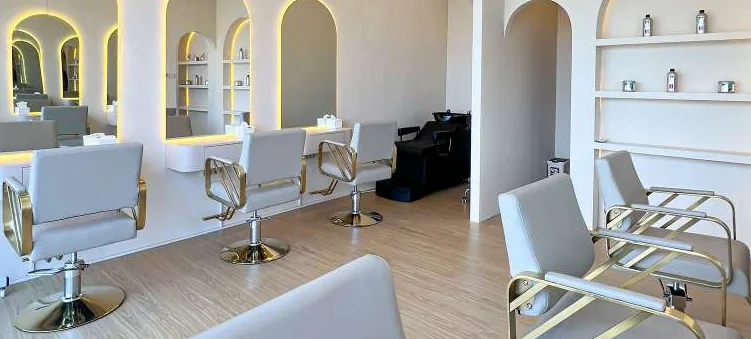 Deretan kursi salon dan wastafel keramas