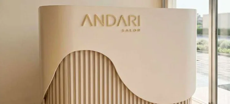 Meja resepsionis berlogo Andari Salon
